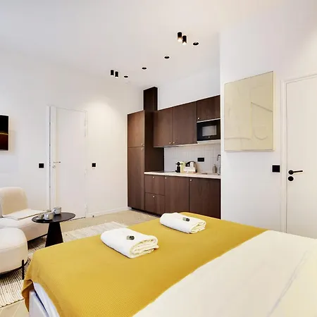 11 - Luxury L010